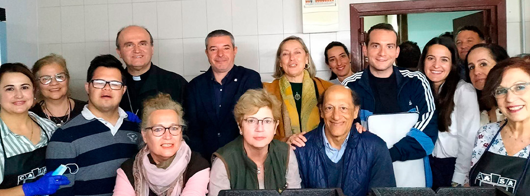 El-obispo-de-Alicante-cena-con-las-personas-sin-hogar-de-C.A.S.A.